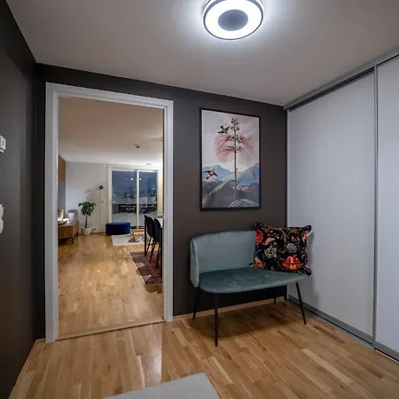 Lovely Modern With Proximity To The Center!